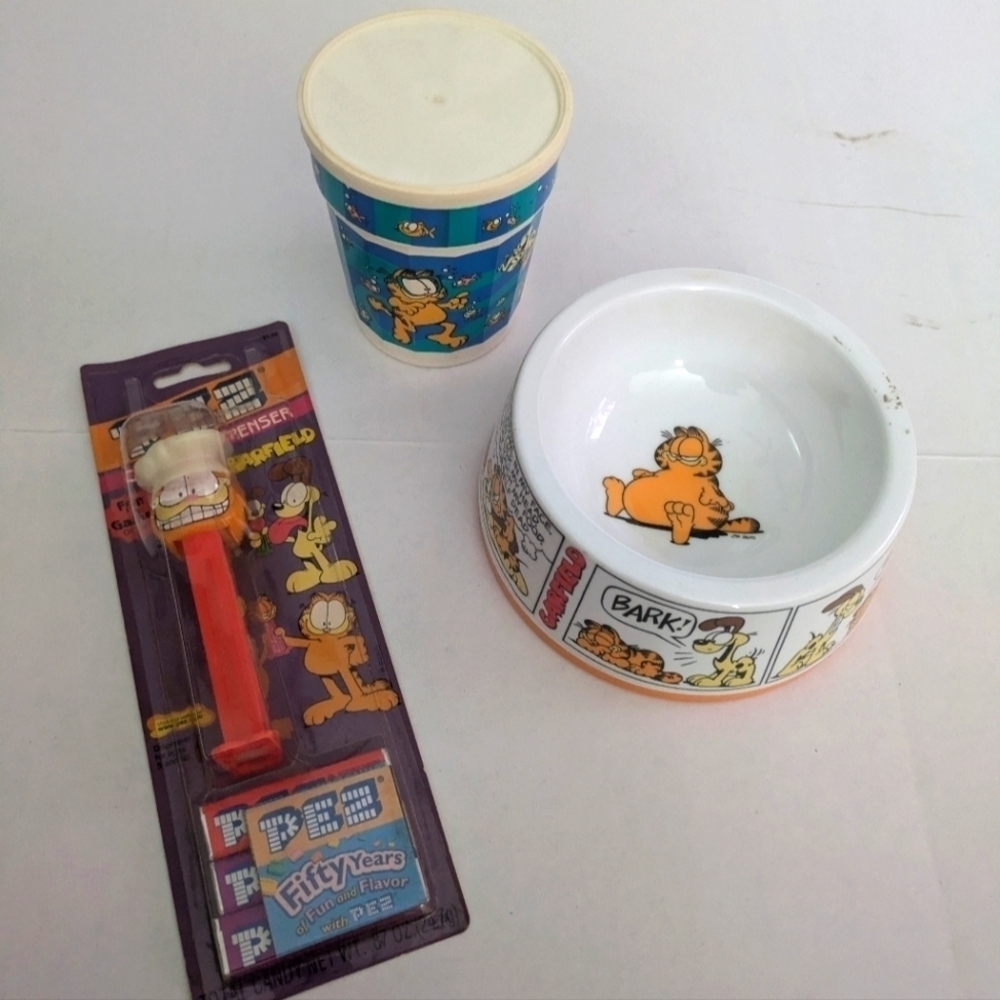 Bundle of Vintage Garfield Pez dispenser, water/ food bowl, cup with lid.